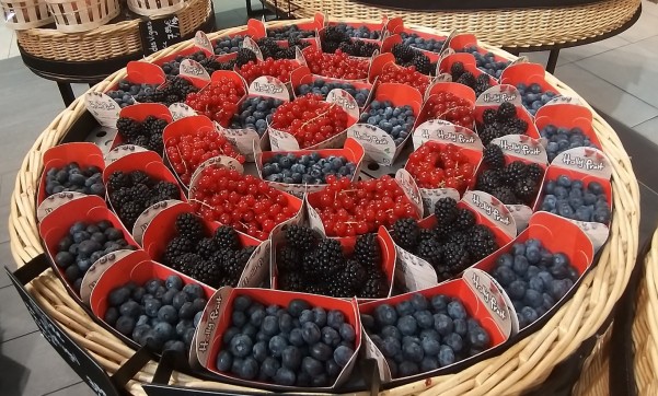 Paris - La Fayette - berries galore2